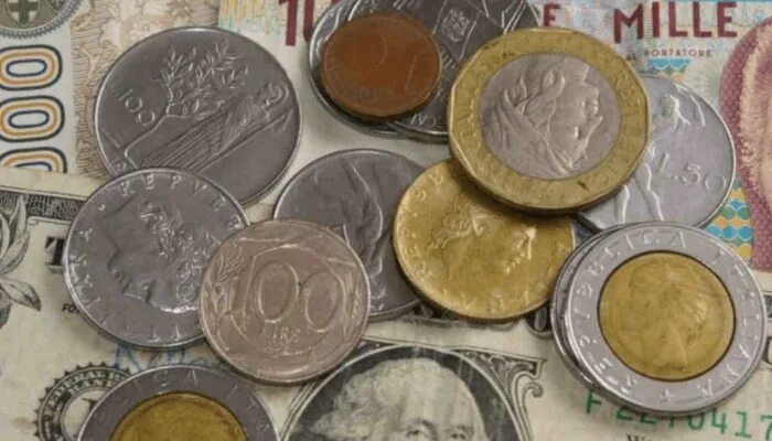Деньги из италии в россию. Старинные деньги. Монеты и банкноты. Деньги старинные монеты. Старые монеты и купюры.