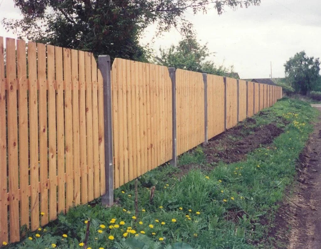 Построить забор на даче цена недорого. Деревянный забор. Красивый деревянный забор. Деревянный забор для дачи. Красивые деревянные заборы для дачи.