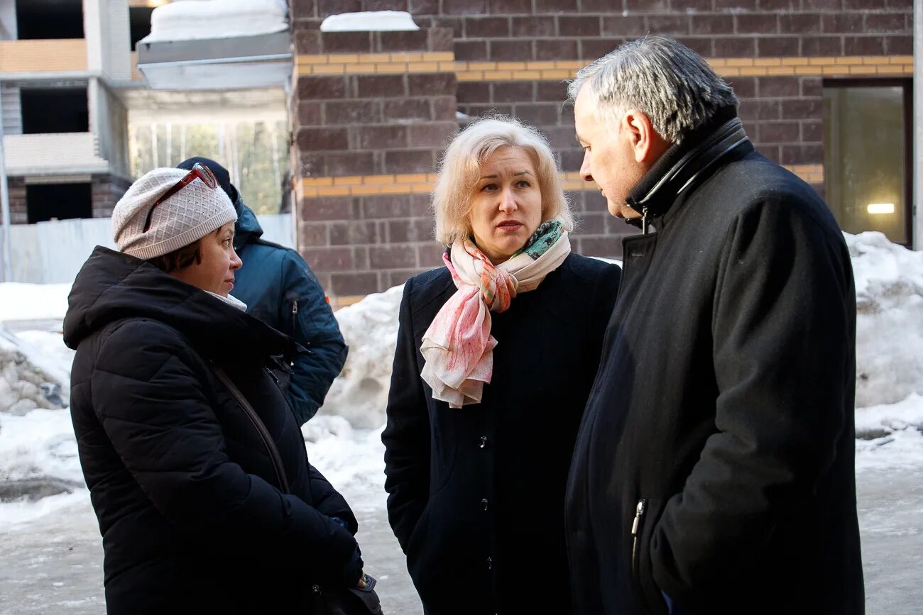 Приезд в район. Глава Петродворцового района Попов встретился с дольщиками 2 корпуса. Ломоносов фото.