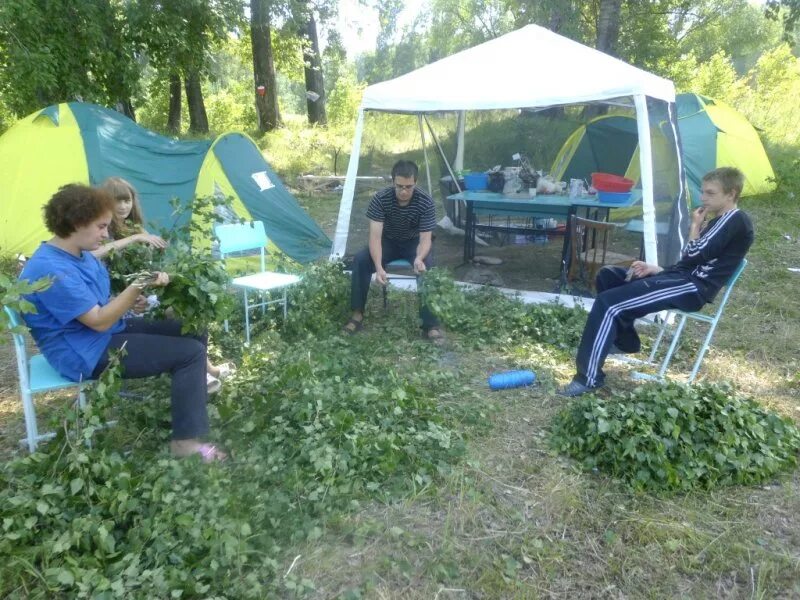 Меню палаточный лагерь. Палаточный лагерь на рыбалке. Обустройство лагеря на природе с палатками. Палаточный лагерь в ДОУ. Обустройство лагеря на рыбалке с ночевкой.