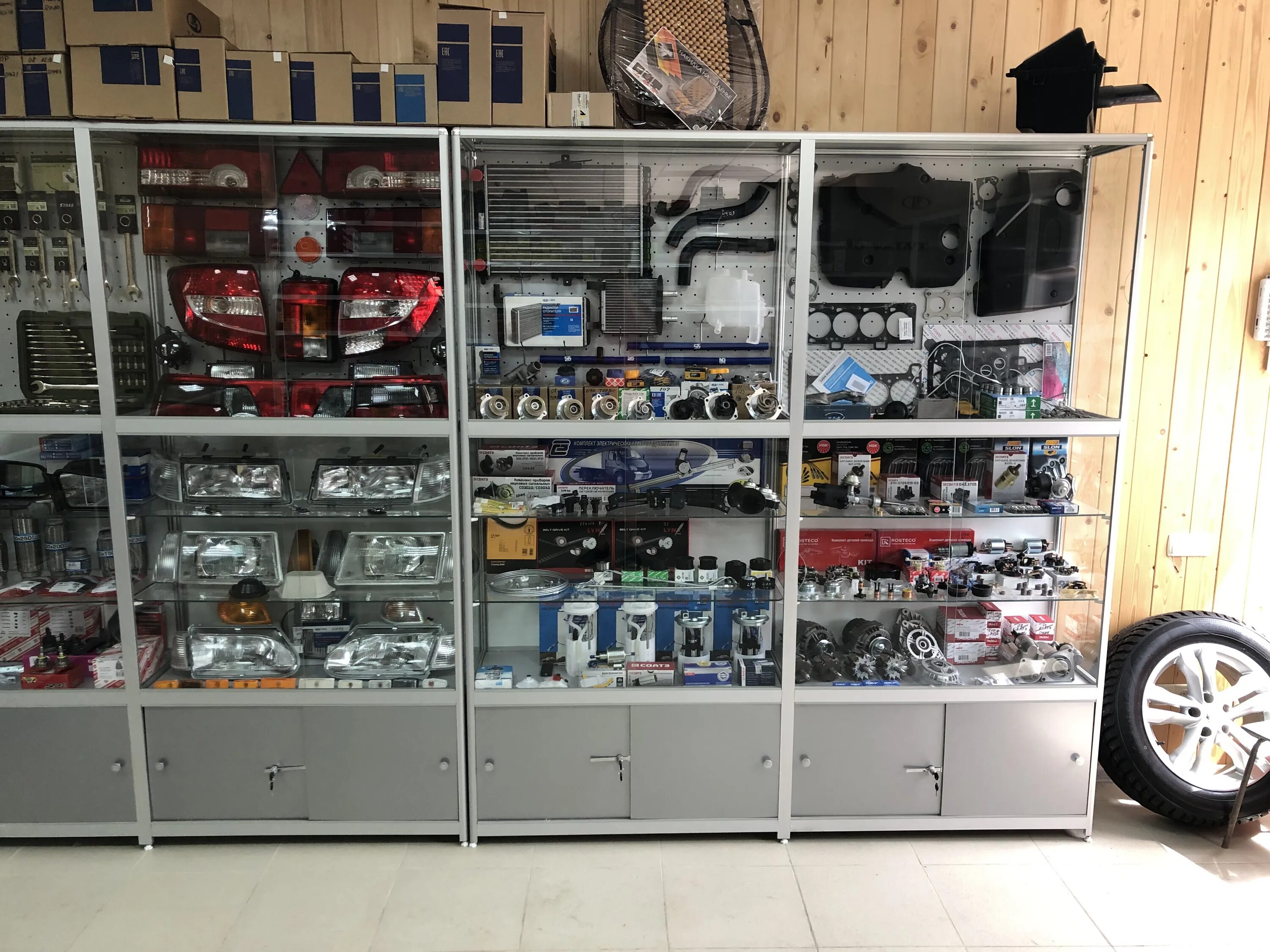 зап 82 белогорск. Vianor, керчь улица мирошника. магазин автоаксессуаров внутри. автомагазин керчь. автомагазин феодосия.