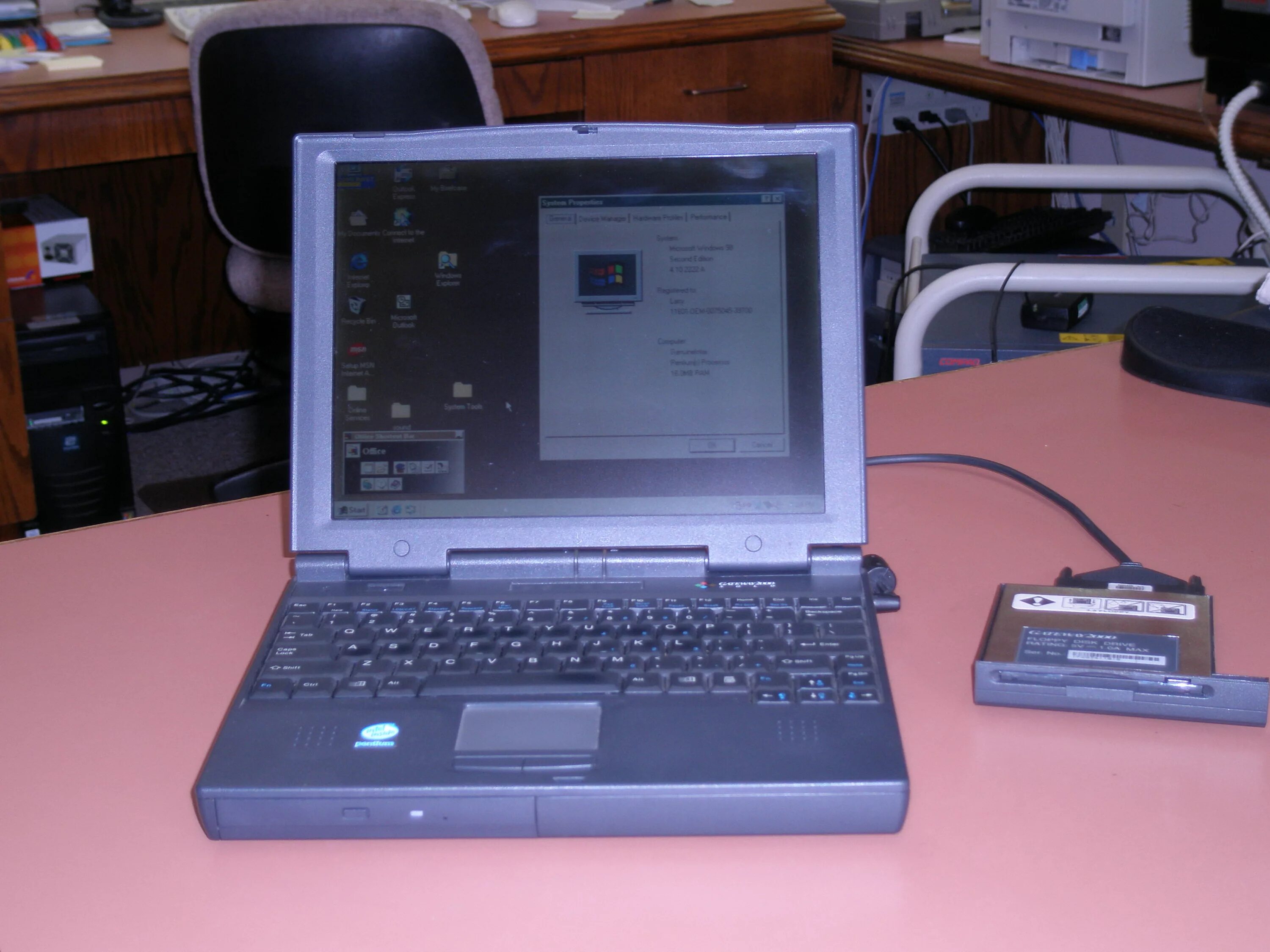 Установить второй ноутбук. Ноутбук Gateway 2000. Ноутбуки Compaq 2000х. Ноутбук 1995 года NEC.