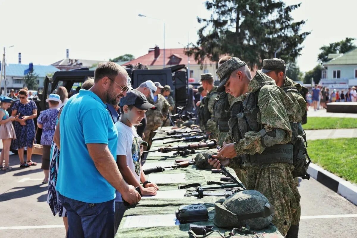 Сегодняшний военный. Военно патриотический сквер Шебекино. Военные в Шебекино. Обстановка в Шебекино. Шебекино военно патриотический клуб.