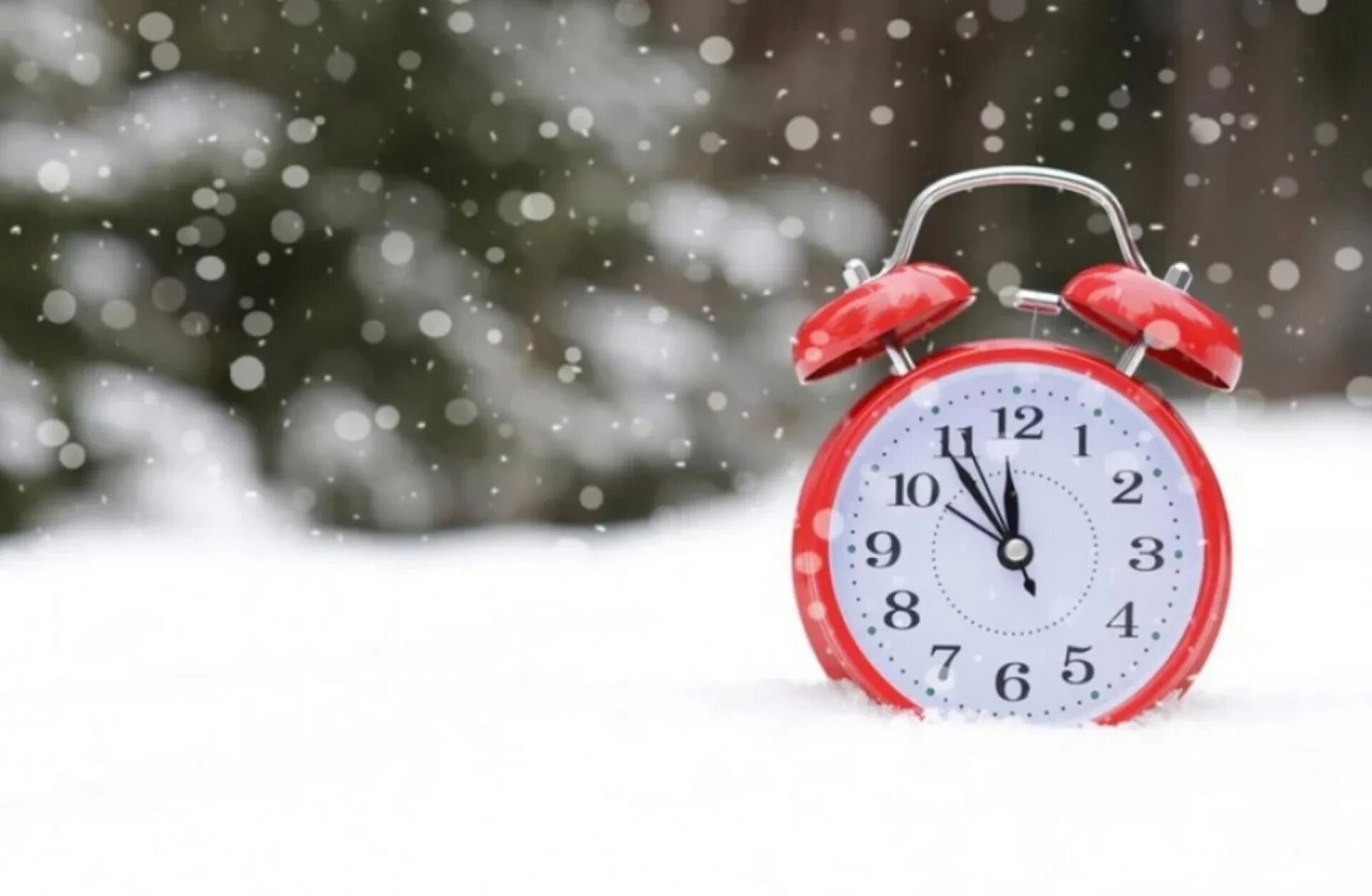 Зимний будильник. Часы зимой. Будильник в снегу. Свободное время зима.