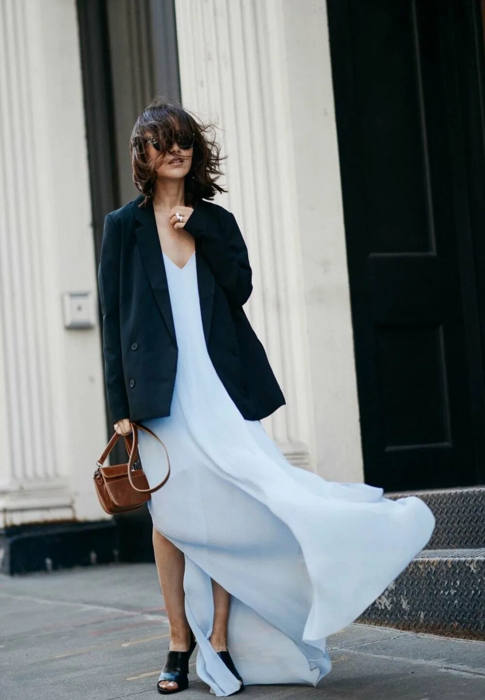 блейзер оверсайз стрит стайл. жакет поверх платья. платье комбинация с пиджаком. платье и пиджак сочетание. платье комбинация с пиджаком.