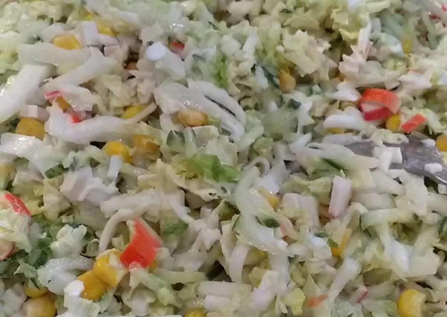 салат из риса капусты крабовых палочек огурец. салат с крабовыми палочками и кукурузой и капустой. салат с пекинской капустой и кукурузой. салат пекинская капуста кукуруза майонез. салат с пекинской капустой и кукурузой.