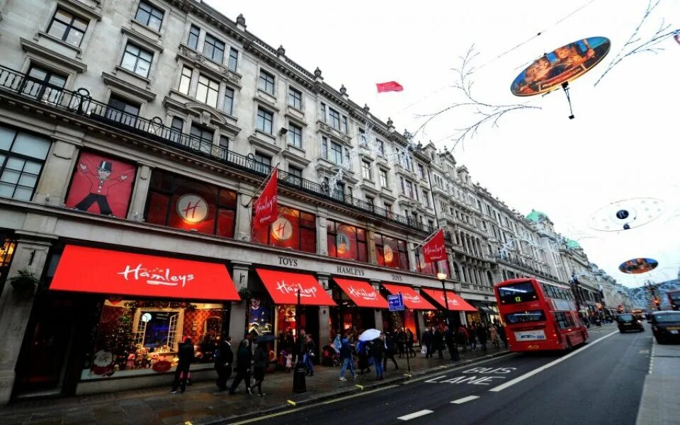 Hamleys london. Hamleys в Лондоне. Риджент стрит Лондон. Hamleys магазин игрушек в Лондоне. Hamleys Toy Store in Regent Street,.