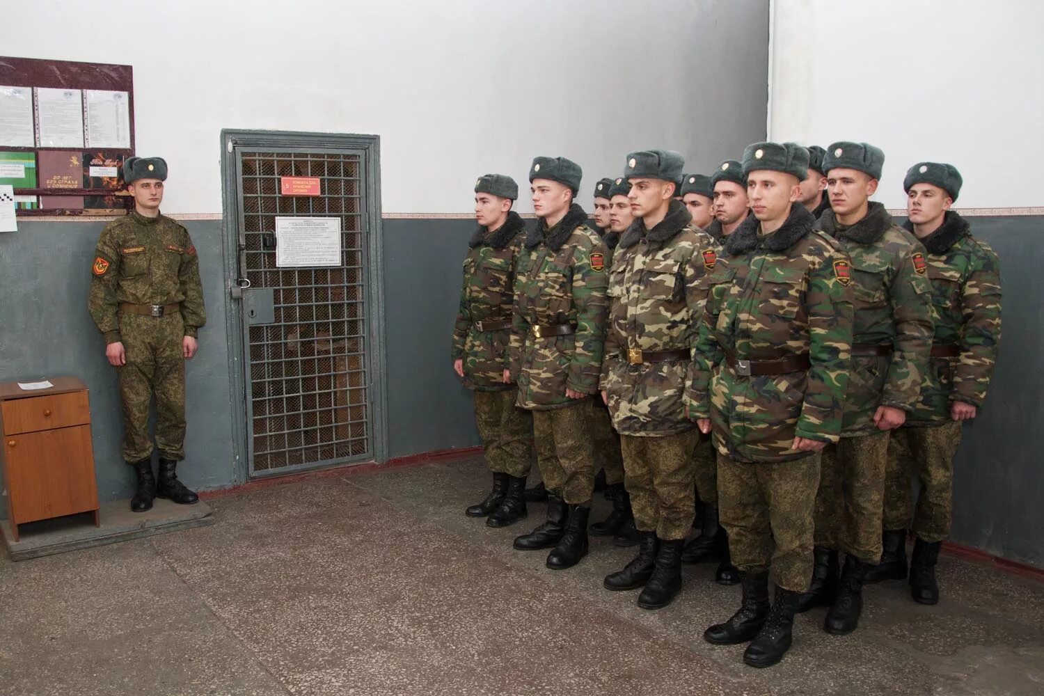 Тревога в армии. Военный строй. Солдат на тумбочке. Тумбочка дневального в армии. Рота подъем дневальный кричит.