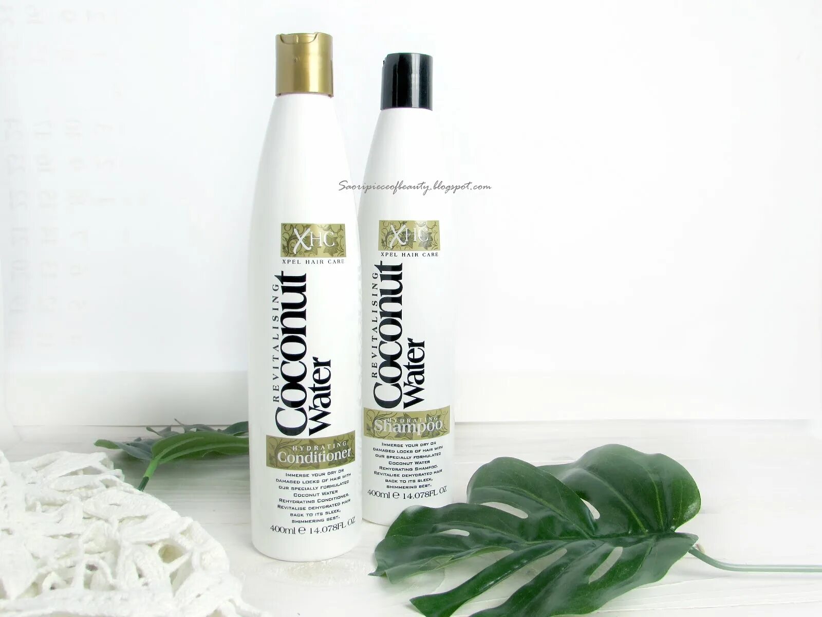 Увлажняющий восстанавливающий шампунь. Coconut Water Xpel hair Care. Шампунь и кондиционер с кокосом. Восстанавливающий шампунь и кондиционер  tc7. Корейский шампунь в белой бутылке с дозатором с кокосом.