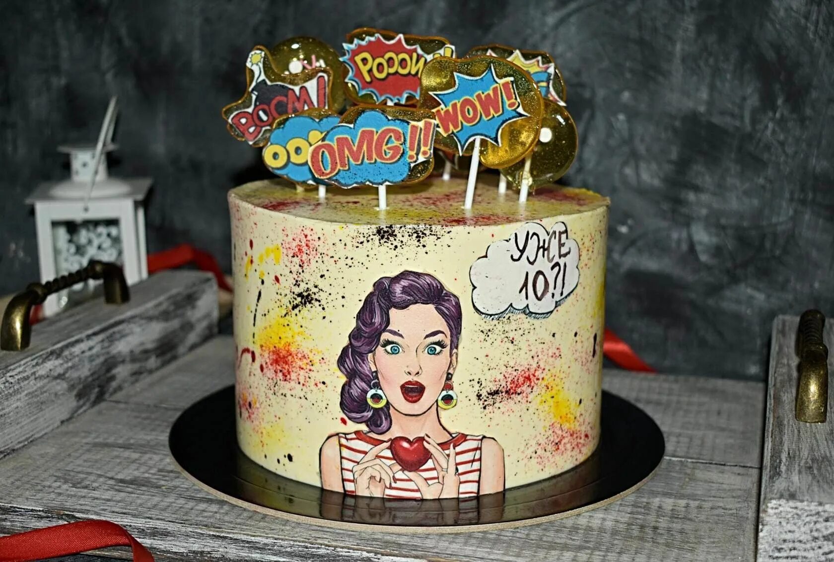 Сахарный бумаги с днем рождения. Сахарная печать на торт. Торт с принтом. Торт в стиле поп арт. Торт для девушки.
