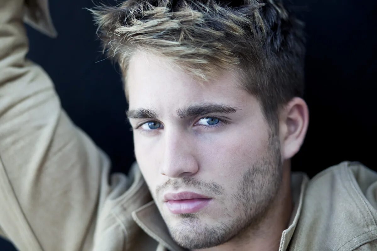 Актеры блондины. Голубоглазый. Тревор донован блондин. Крис хемсворт. Красивый юноша.