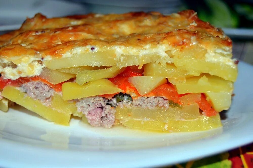 Рецепт слоеной картошки с мясом. Картофельная запеканка. Картофельная запеканка с фаршем. Запеканка с фаршем и картофелем. Картофельная запеканка с фаршем и сыром.