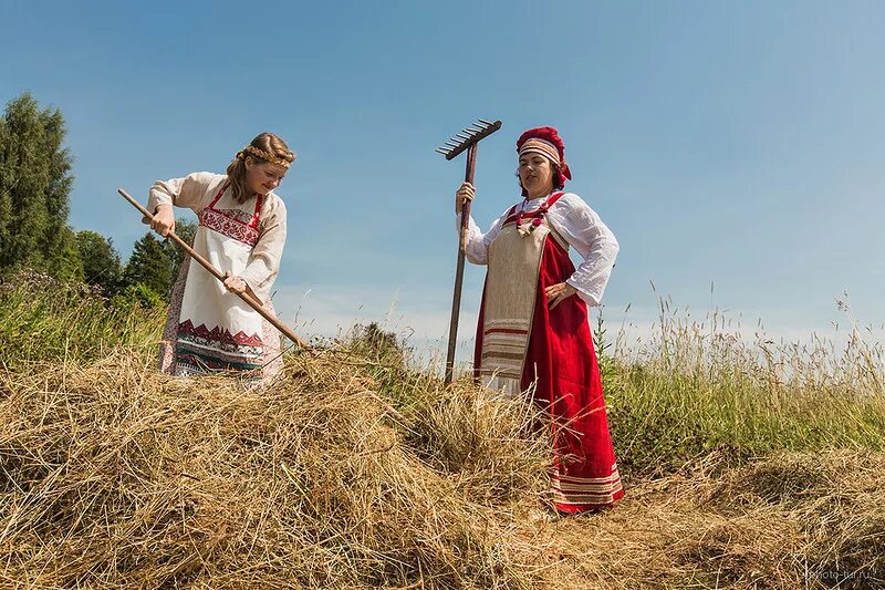 Три косаря. Сенокос. Сенокос праздник на Руси. Женщина на сенокосе. Женщина с косой в поле.