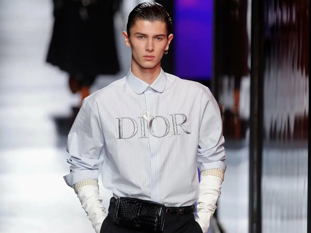 Цвет 2024 для мужчин. Рубашка Кристиан диор. Диор мужская коллекция 2023. Мужская сорочка Кристиан диор. Модель мужчина Кристиан диор.
