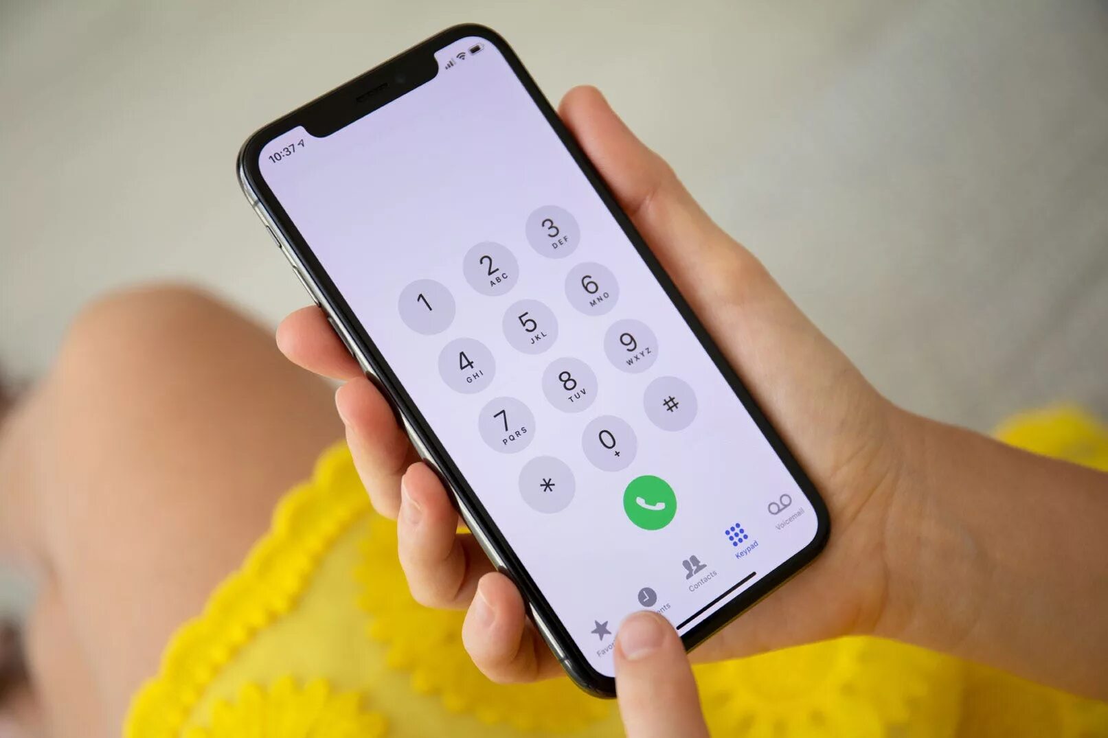 Iphone x звонок. Айфон звонит. Iphone Caller. Айфон в руке звонит. Звонки через iphone на iphone