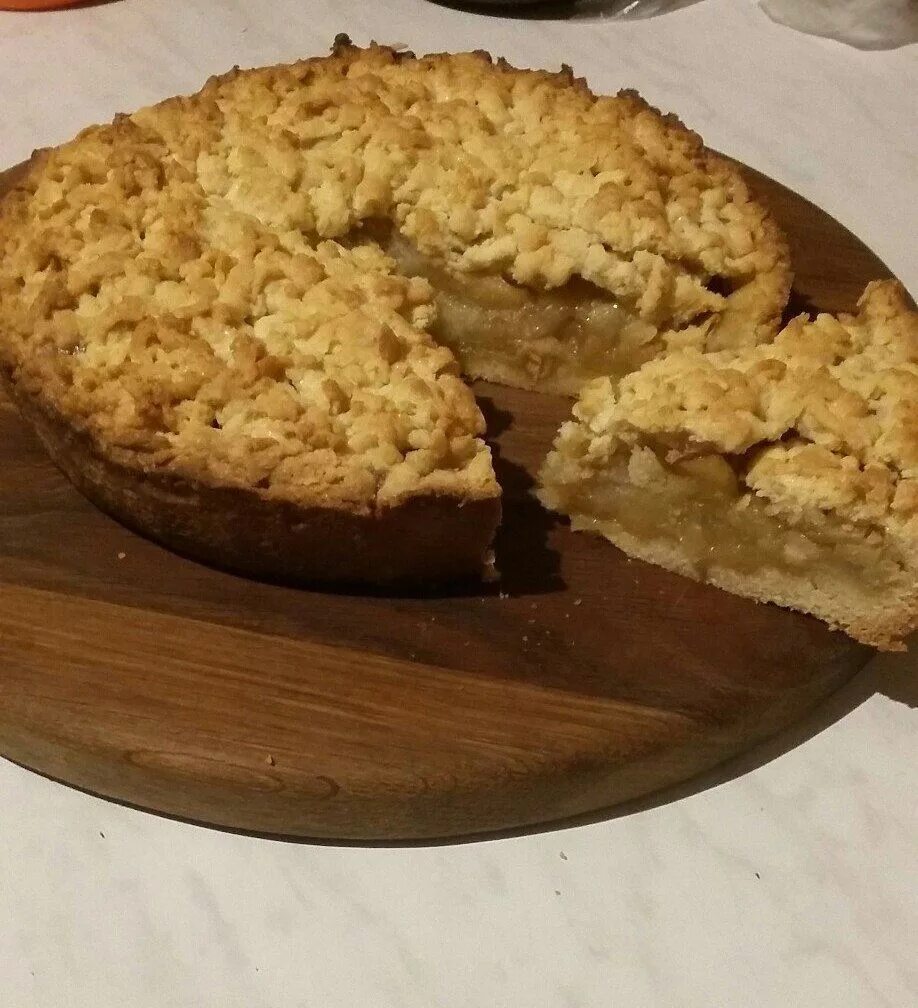 Песочный яблочный пирог. Пирог с яблоками и сметаной. Яблочный пирог при циррозе. Яблочный пирог с песочным тестом. Песочная шарлотка с яблоками.
