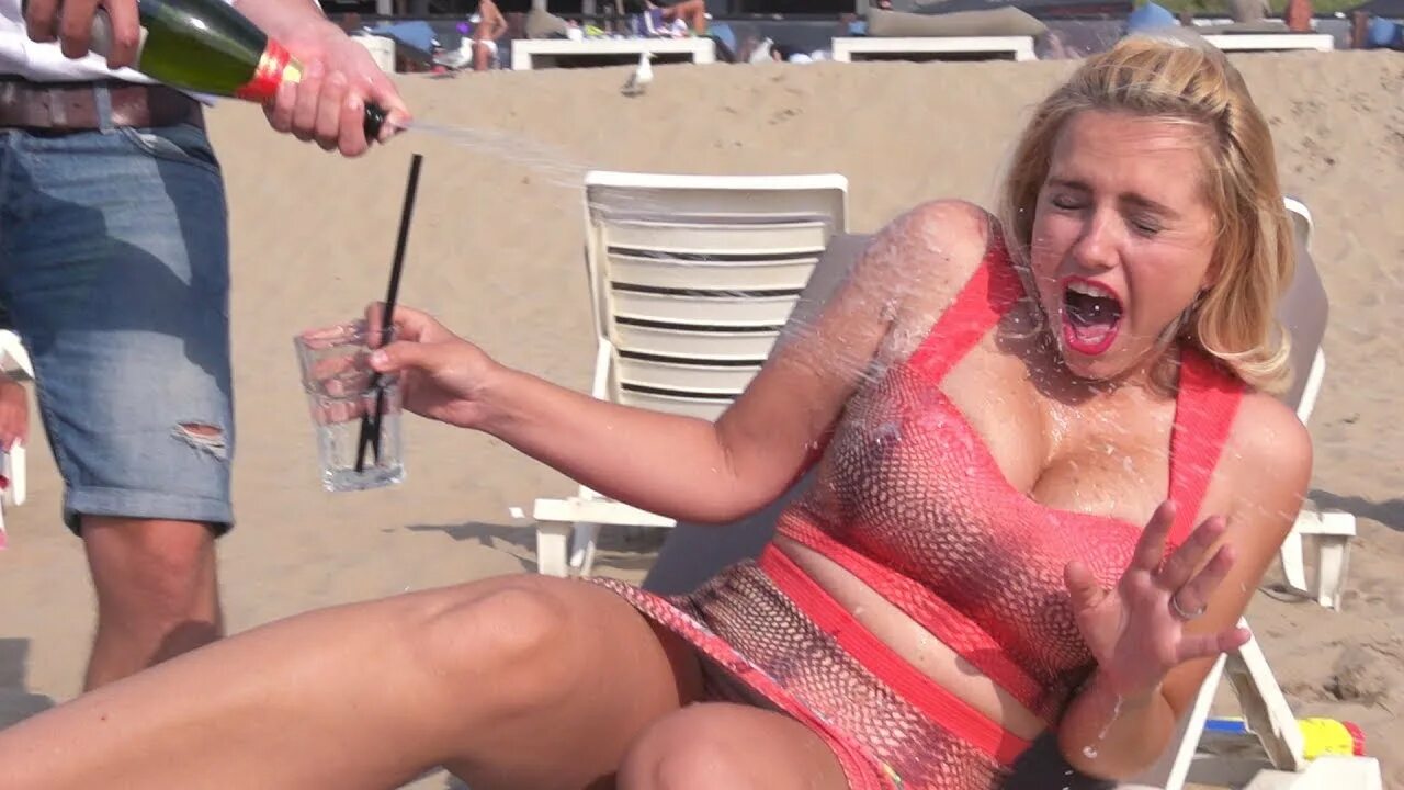 Новые бесплатные видео. Смешные ролики про женщин. Самые популярные смешные ролики. Ютуб приколы. На пляже девушки пьяные.
