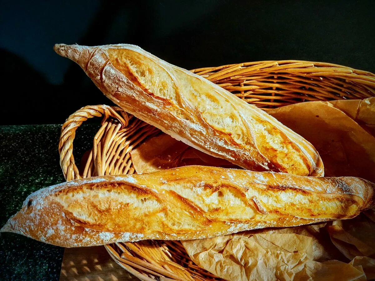 Нож для хлеба. Багет выпечка. Французский багет (франция). Багет нарезанный красивые. Багет парижский.