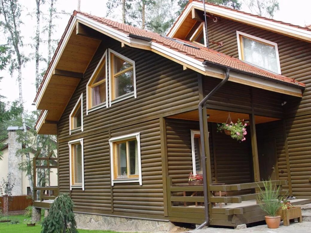 деревянный дом обложенный камнем. роу хаус имитация бруса. внешняя отделка дома из дерева. фасад из бревен. внешняя отделка деревянного дома.