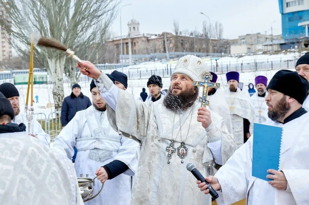 Во иордане крещающуся тебе. Тропарь богоявления. Во иордане крещающуся тропарь текст. Тропарь крещения господня текст. Во иордане крещающуся тебе.