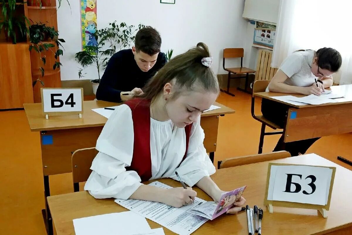 Экзамен за 4 дня. Экзамены в школе. ОГЭ В школе. Экзамен сдан. Сдача экзаменов ОГЭ.