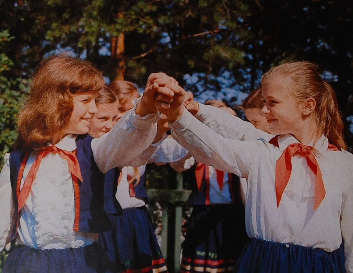 Советские школьники. Счастливые советские школьники. Эстонские пионеры. Советские эстонцы. Школьник советских времен