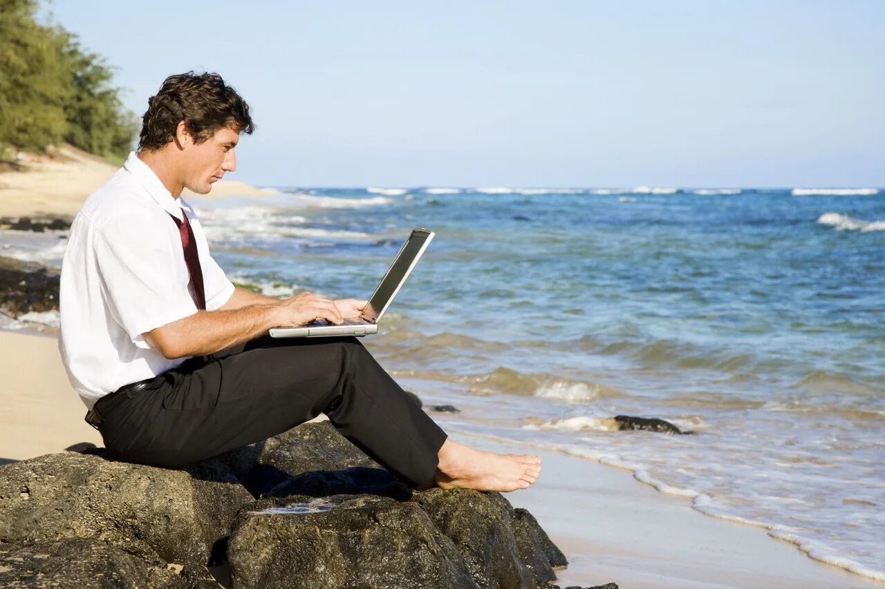 Человек с ноутбуком. Человек с ноутбуком на пляже. Ноутбук на природе. Человек с компьютером на пляже.