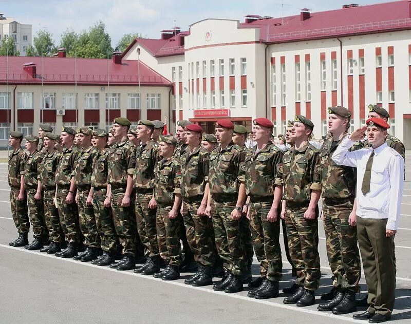 Армия в городе минск. Парад независимости белоруссия. Бгу минск военный факультет. Военный парад в минске. Солдаты беларуси.
