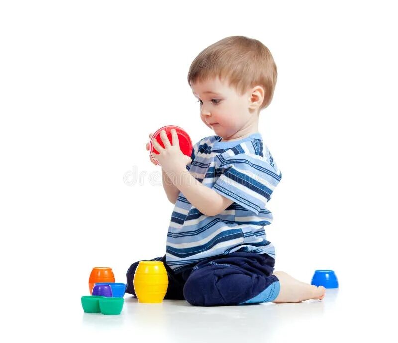 Мальчик играет на полу. Сидящий мальчик с игрушками. Играющий ребенок на полу. Ребенок с игрушкой на полу. Мальчик играет в игрушки.