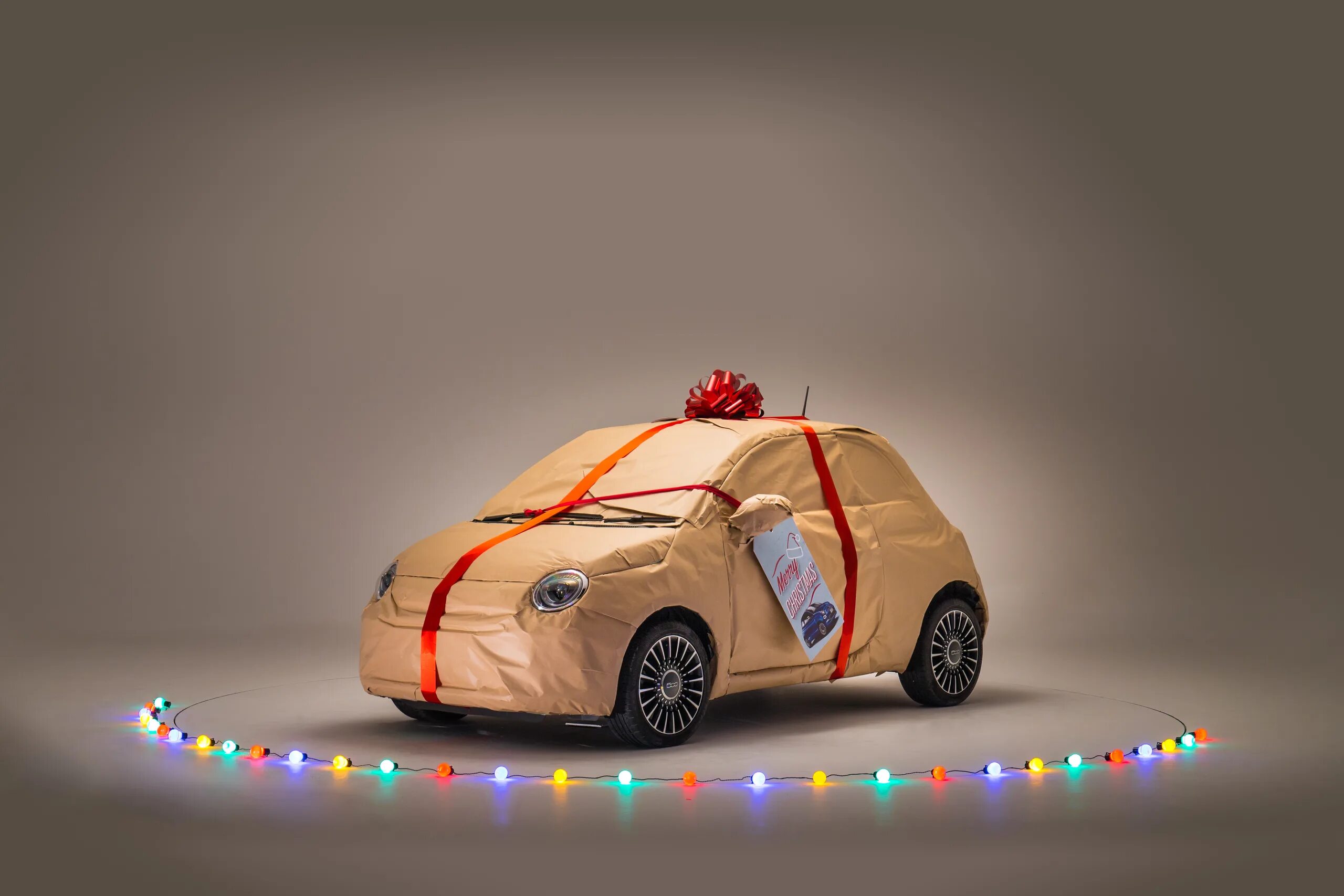 Сюрприз в машине. Машина в подарок. Автомобиль в подарочной упаковке. Новая машина подарок. Подарочная упаковка с машинками.