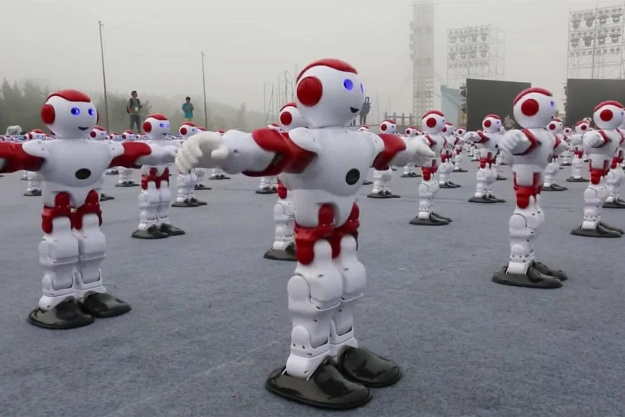 Где робот танцует. Танцующий робот. Робот танцует. Роботы в Китае танцуют. Китайские роботы танцоры.