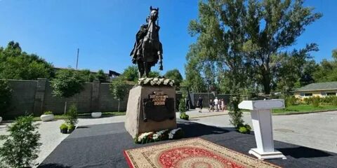 Выступающие открытие памятника