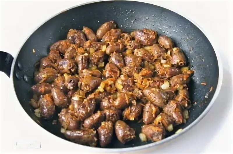 Как тушить сердечки. Жареные куриные сердечки. сердечки жареные с луком. блюдо из сердечек куриных на сковороде. куриные сердечки в куркуме.
