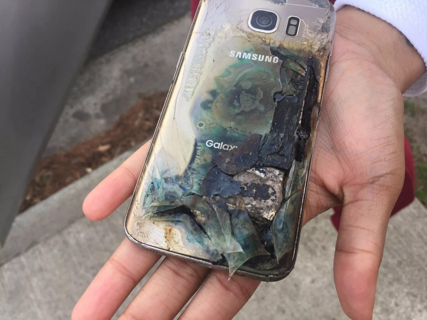 Сгорел смартфон. Сгоревший Samsung. Сгоревший телефон. Самсунг взрыв смартфон. Samsung сгорел