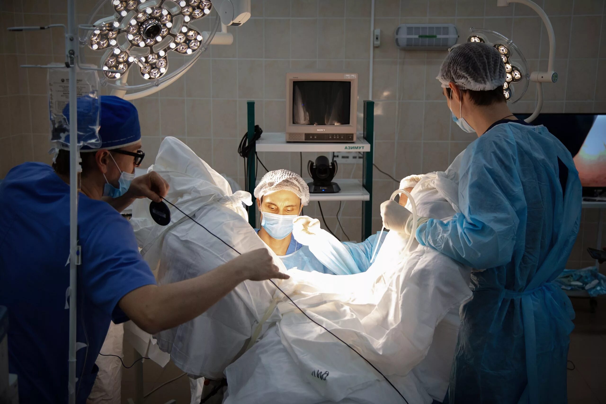 Программа про операции. Хирургическая операция. Программа про операции. Операция в операционной. Хирург думает на операции.