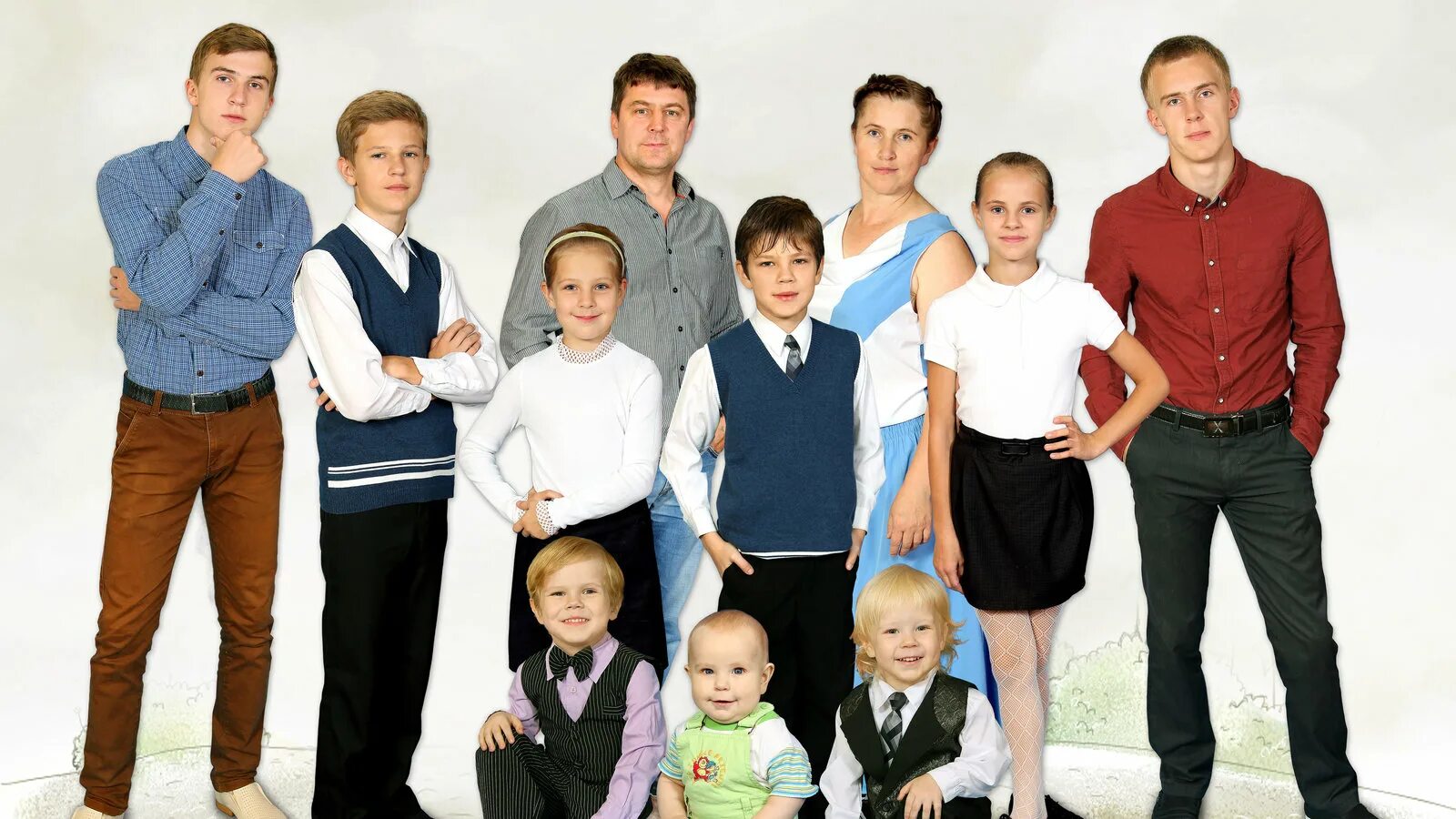 Family smena. Семья 9 детей. Семья с десятью детьми. Семья с девятью детьми. Многодетная семья 10 детей.