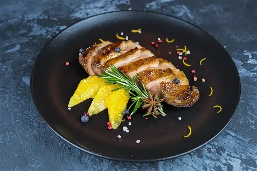 перепелка фаршированная филе. салат с уткой от шеф повара. ресторанные блюда из птицы. необычная подача блюд. утиная грудка мишлен.