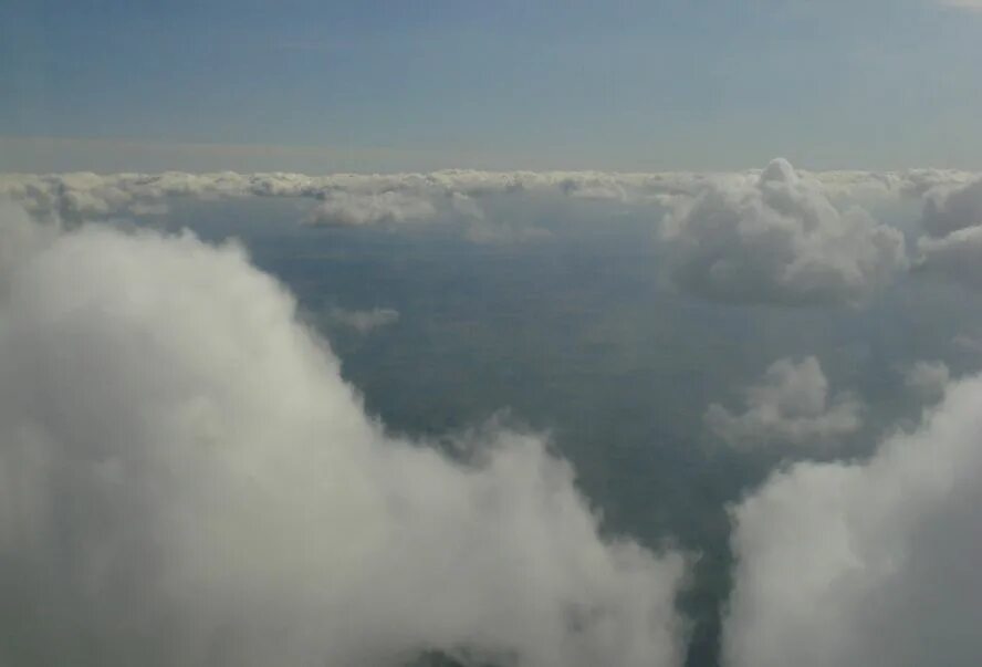 1000 Метров над землей. Облако 50 метров над землей. Облако прямо над землей. Высота 9 тысяч метров над землей.