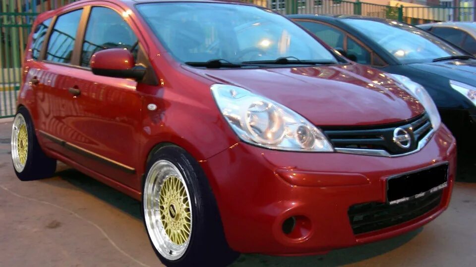 Диски ноут. Nissan Note r16. Nissan Note e11 r15. Nissan Note e11 красный. Nissan Note e12 BBS.