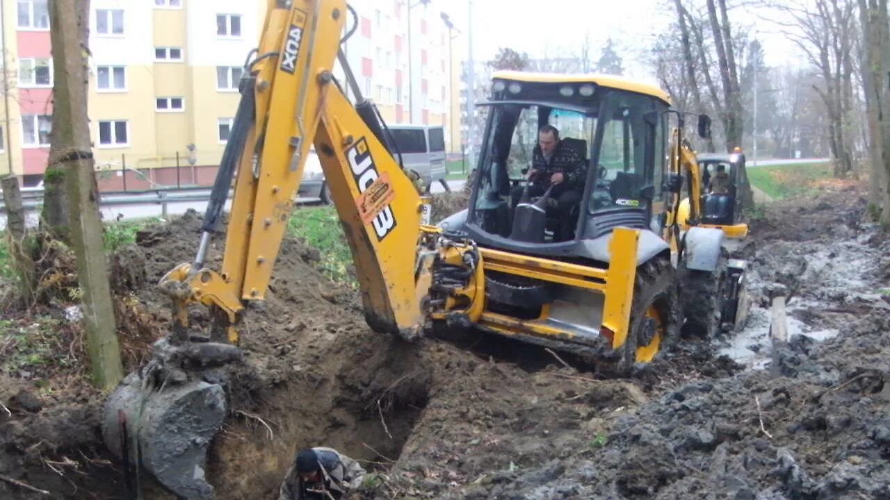 Jcb работа экскаватор. JCB 3cx копает. Трактор JCB 4cx. JSB экскаватор 4cx. Экскаватор JCB 3cx с гидромолотом.