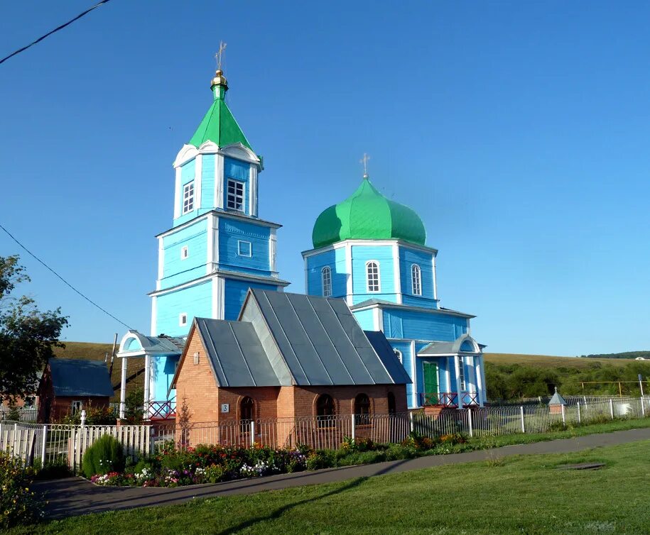 Село Исаклы храм Архангела Михаила. Село Исаклы Самарской области. Храм Архангела Михаила Самарская область село высокое. Исаклы Самарская область храм.