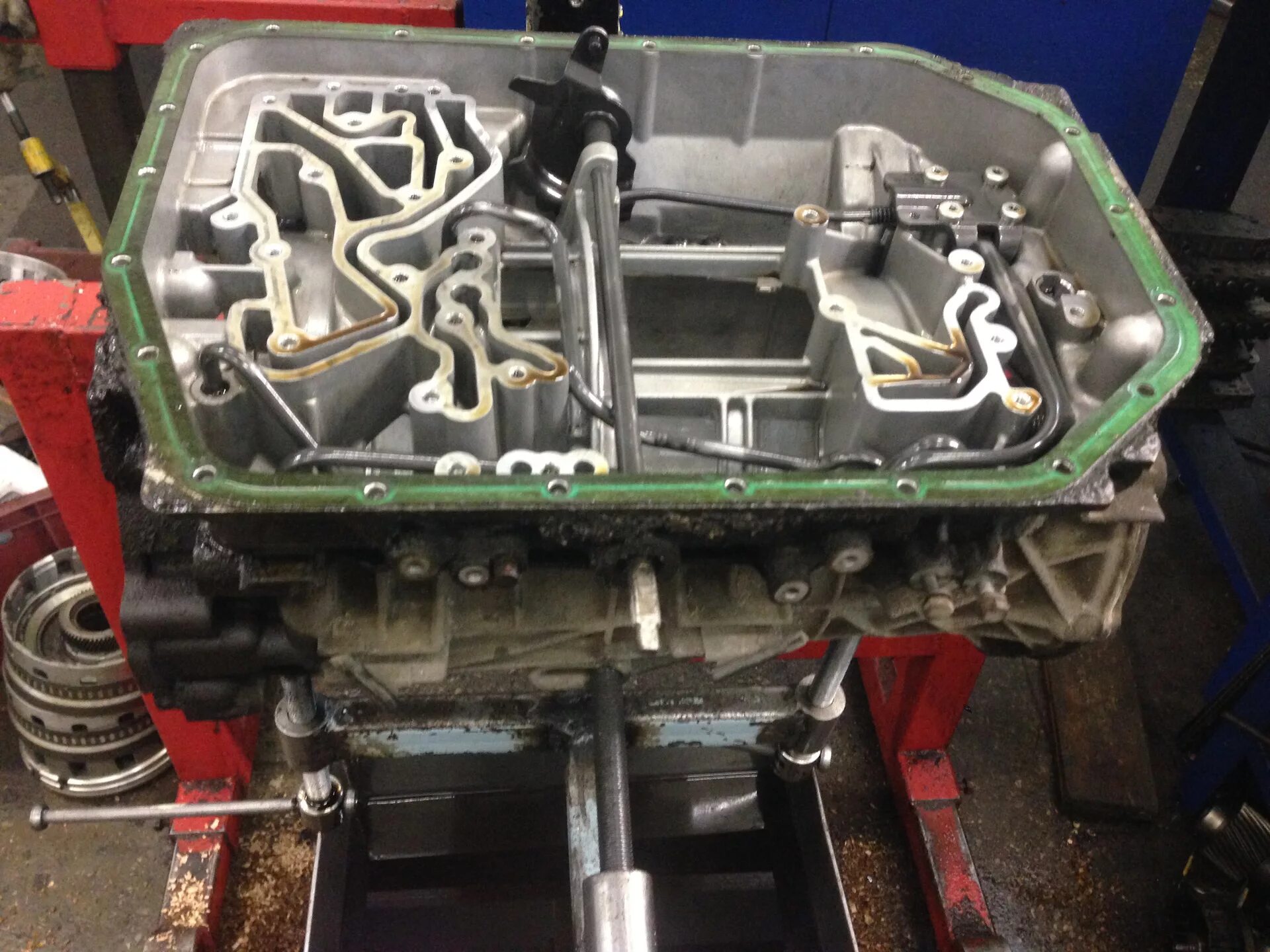 Коробка передач автомат ремонт цена. Диагностика АКПП range Rover 5hp24. Подставка для ремонта АКПП. Ремонт АКПП баннер. Стол для ремонта АКПП.