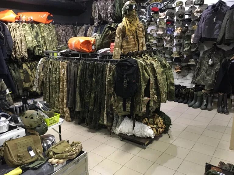 Военный магазин. Магазин одежды в стиле милитари. Магазин военной формы. Одежда милитари Военторг.