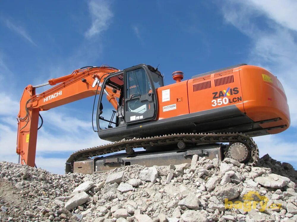 Авито объявления экскаватор. Hitachi Zaxis 350. Hitachi Zaxis 330. Hitachi Zaxis 330 кабина. Хитачи 6800 экскаватор.