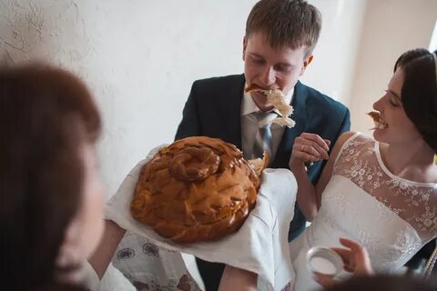 На свадьбу молодоженам каравай