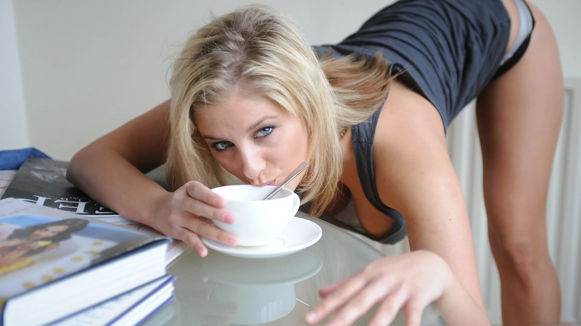 Телка наблюдает. Девушка с кофе. Утренние девушки. Женщина пьет кофе. Блондинка с кофе.