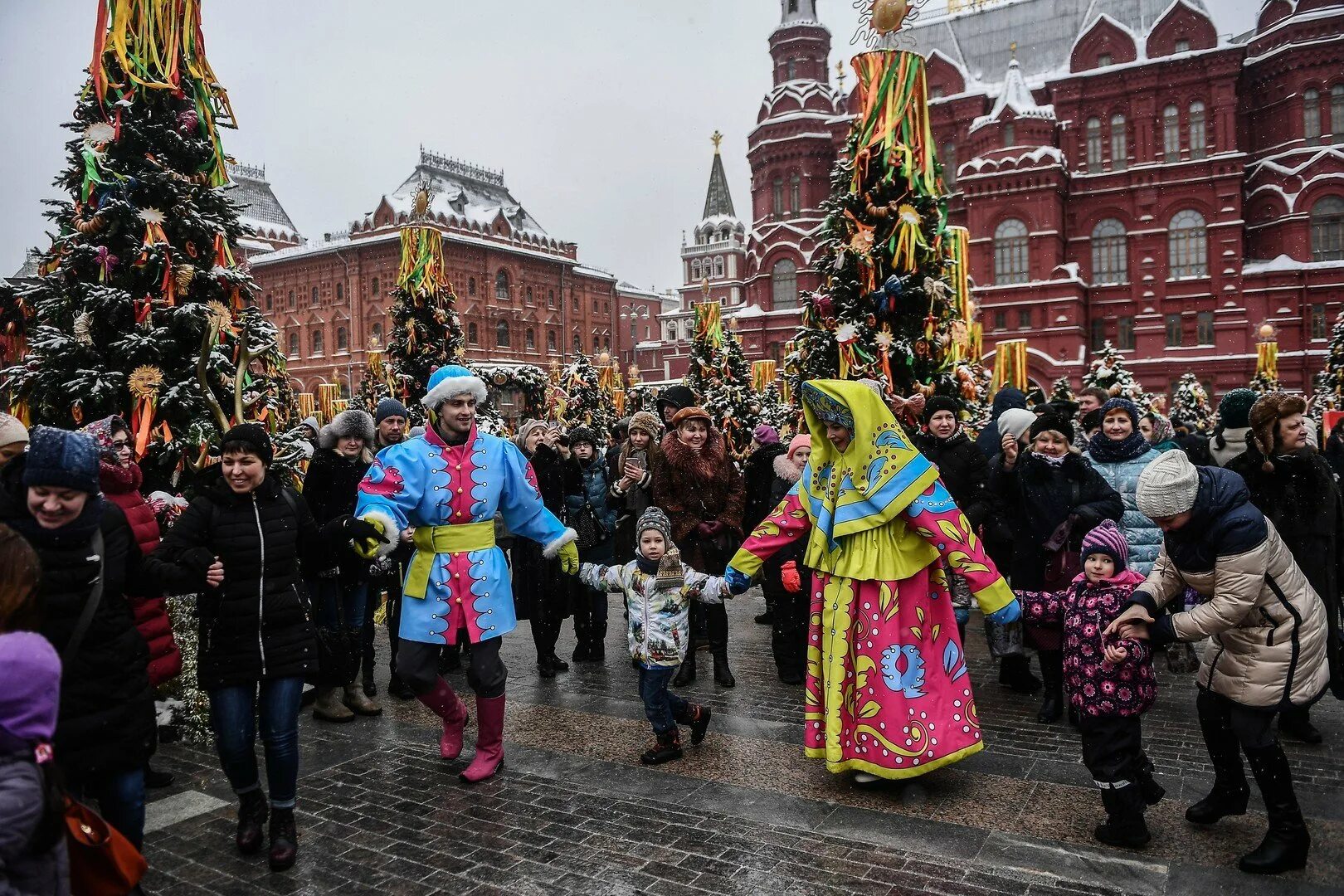 Где погулять в москве на масленицу. Масленица на красной площади. Масленица на площади. Масленичные гуляния в Москве. Красная площадь масленичные гуляния.