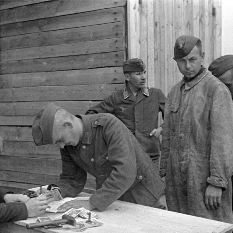 Пленные советские солдаты 1942. Зарплата военнопленных. Солдаты вермахта в советском лагере. Зарплата военнопленных. Финский лагерь для военнопленных 6 выборг.