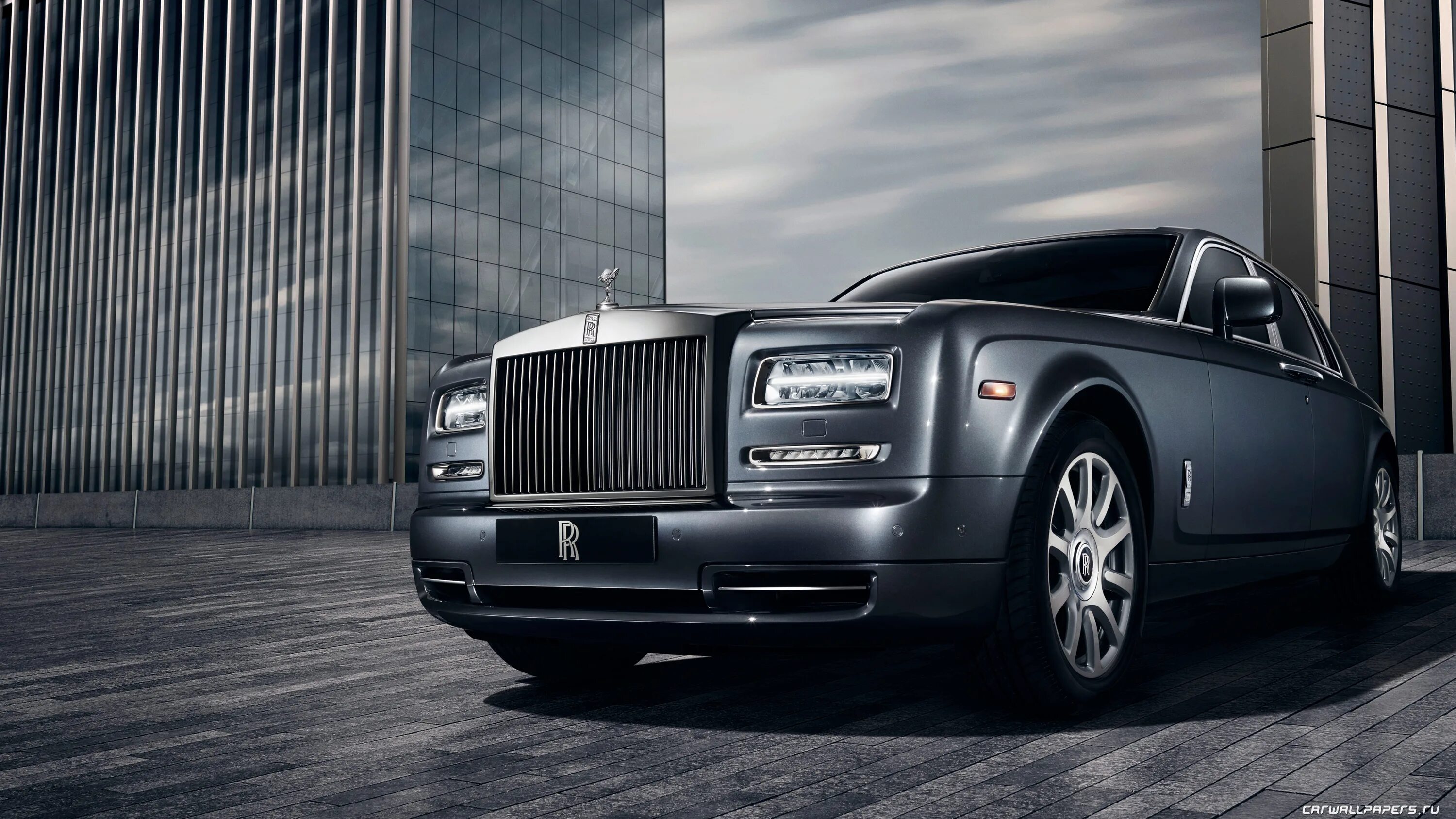 Rolls royce 2077. Фантом реклама. Фантом реклама. Paco rabanne робот. Rolls royce phantom limousine.