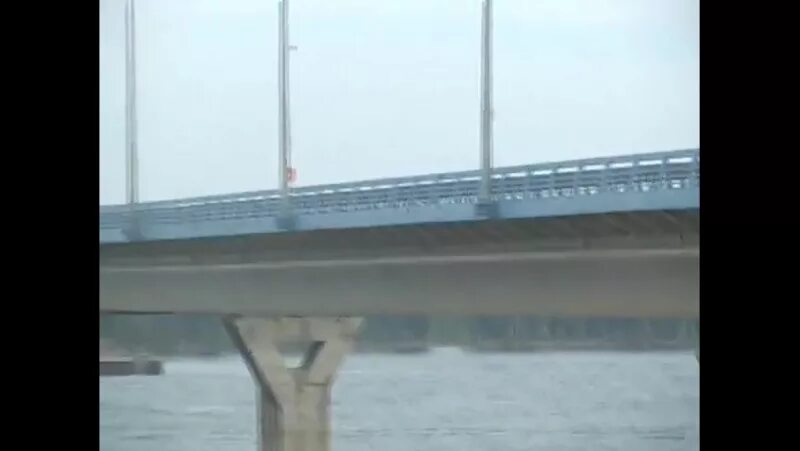 Мост в волгограде танцует видео. Мост в Волгограде шатается. Резонанс моста в Волгограде. Колебания моста в Волгограде. Волгоград Танцующий мост ветер.